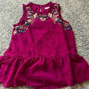 Maroon colored. Brand is Reyeshadow. Small in women’s!
